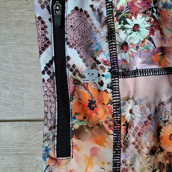 NWT KI Pro Performance Floral Workout Cropped Leggings Size S - Picture 4 of 6